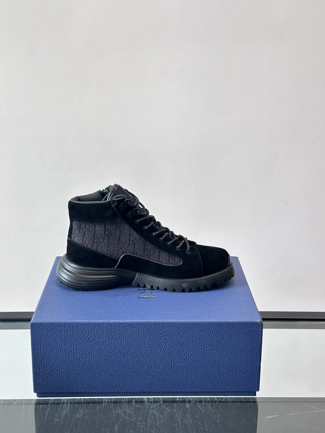 p600 "Dio＊" Combat Oblique high-top sneakers, black glossy leather + Oblique presbyopic canvas splicing, low-key luxury and super recognizable. The EVA sole is lightweight and cushioned, making it comfortable for daily wear or long walks. The high-top design is perfect for support, and the tongue and sole have the "DIOR" logo. You must pay attention to details! Whether it is casual or urban style, it can be easily controlled. It is a high-end luxury item that combines fashion and function. It is a popular choice for men's shoes size: 39-44 (38.45 customized)